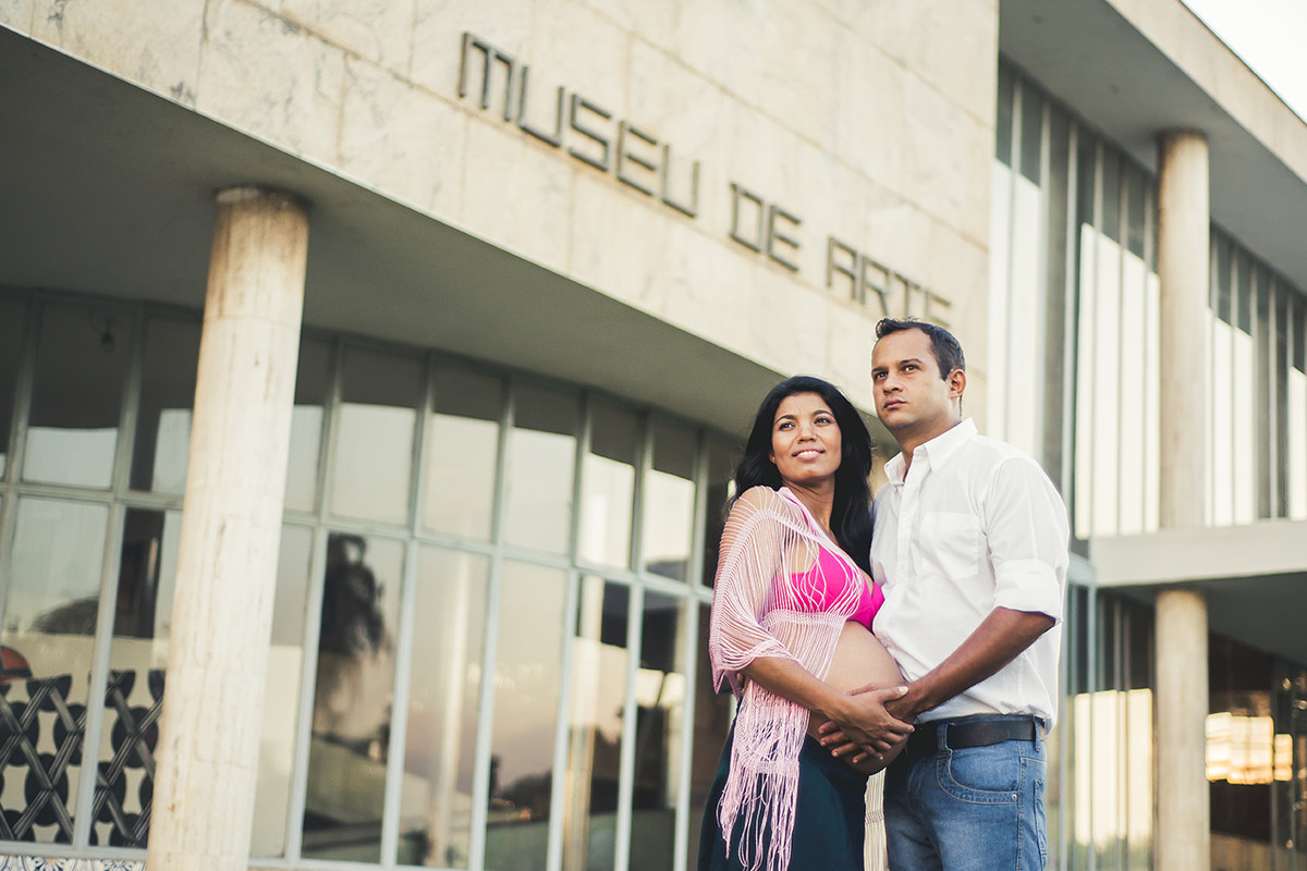 casal em frente ao museu da pampulha no click do fotógrafo de Gestante João Paulo