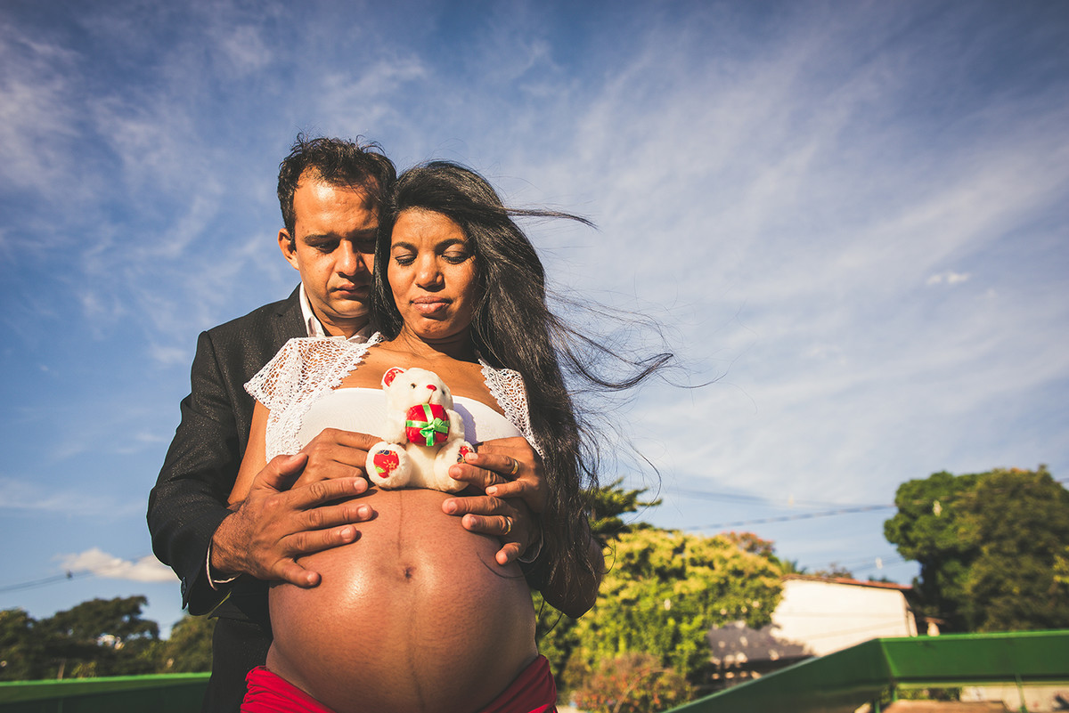casal com ursinho de pelúcia no ensaio de gestante na região da pampulha em Belo Horizonte BH