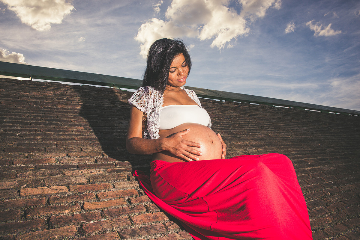 gestante com saia no ensaio de gestante na Pampulha em Belo Horizonte BH