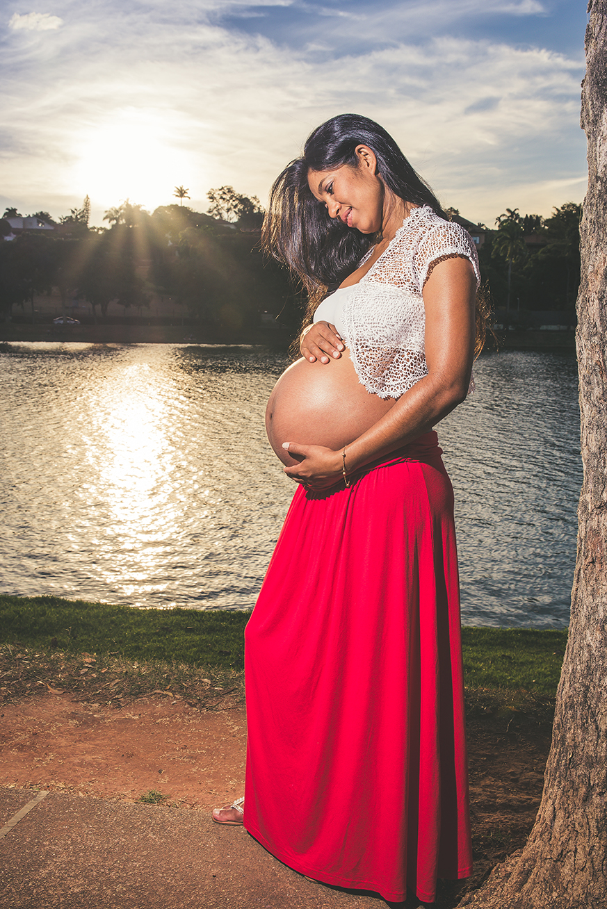 Gestante de frente para lagoa no ensaio de gestante na lagoa da pampulha