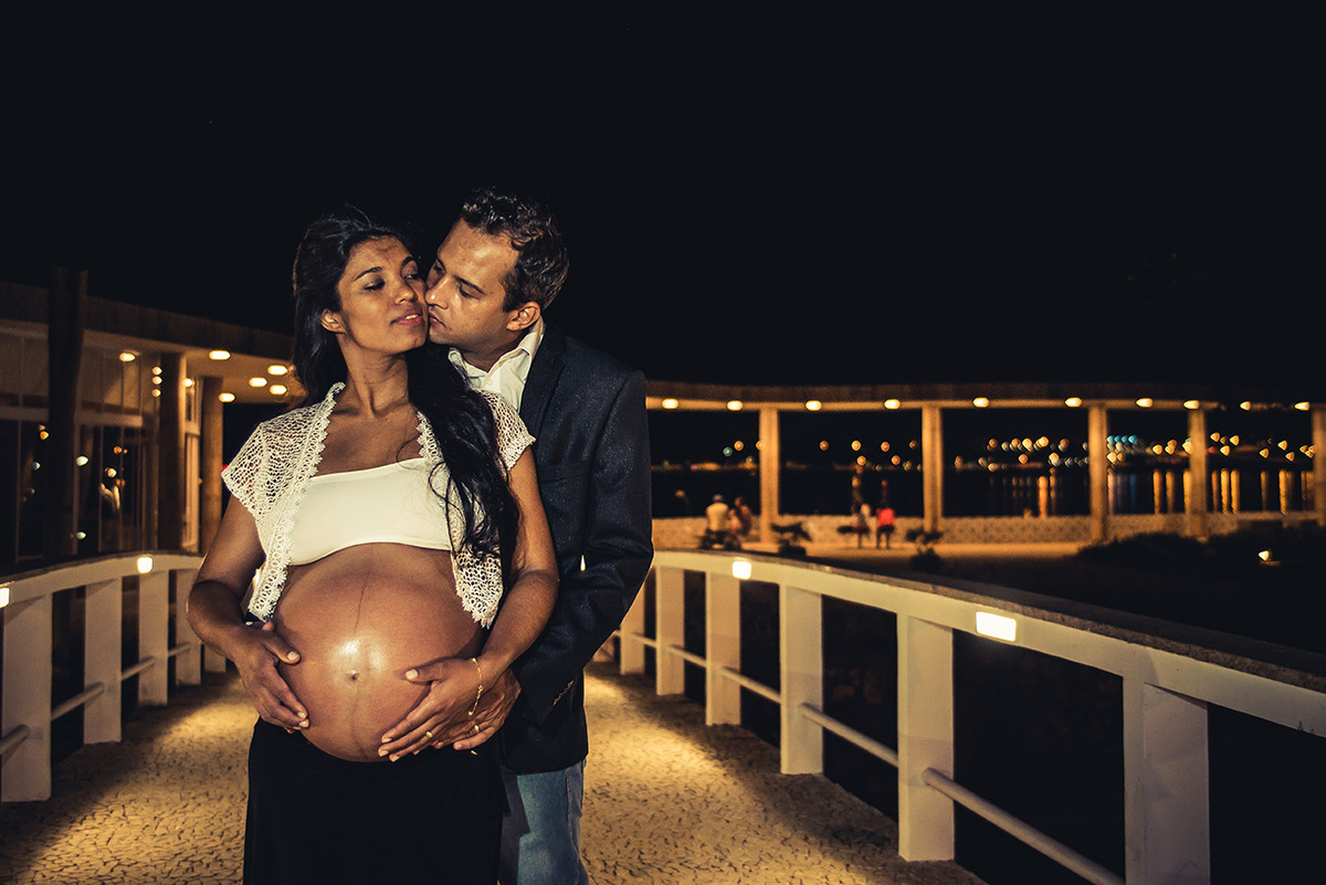 Casal na casa do baile posando para o ensaio de gestante na Pampulha