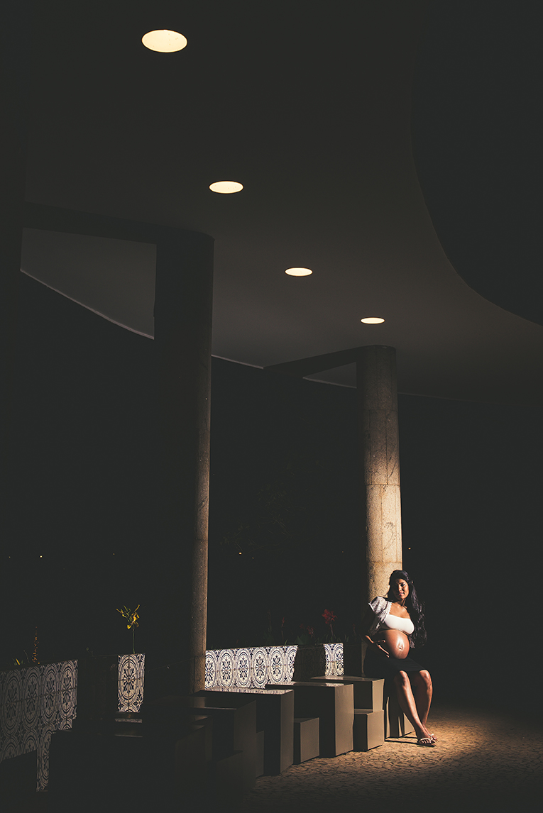 Gestante na casa do baile posando para o ensaio de gestante na pampulha em Belo Horizonte