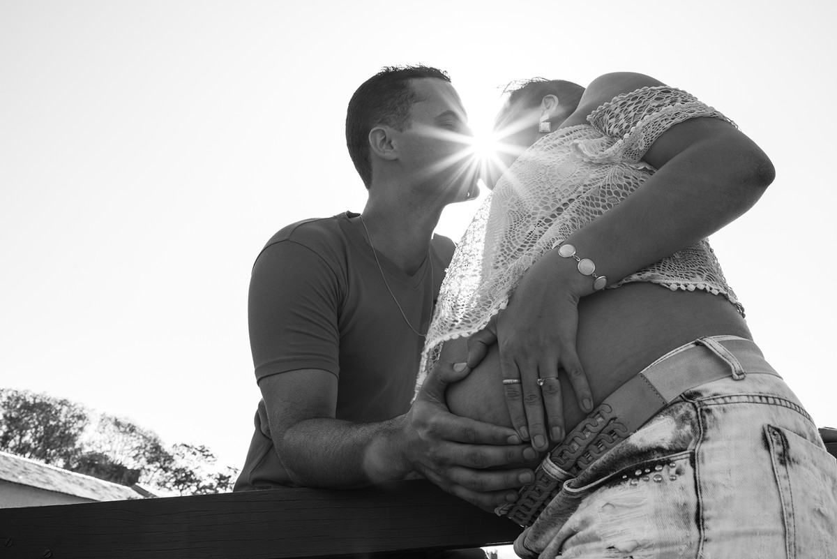 Casal se beijando no ensaio de gestante no museu da vale em VitoriaES