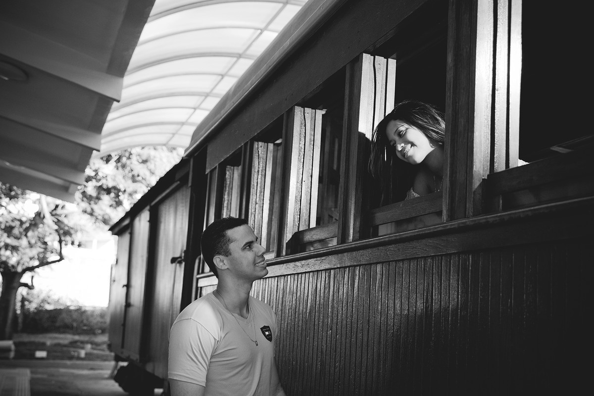 Casal se olhando no ensaio de gestante museu da Vale em vitória ES