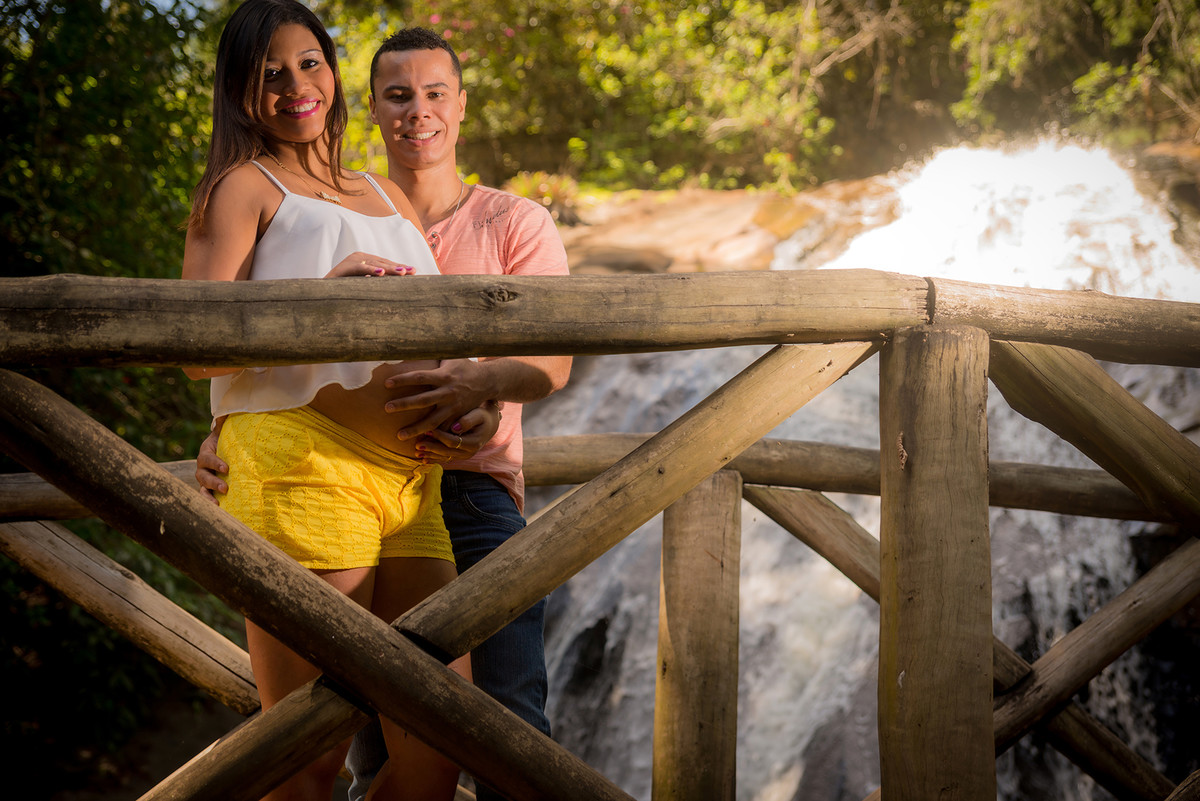 Casal sorrindo no ensaio de gestante em pedra azul ES