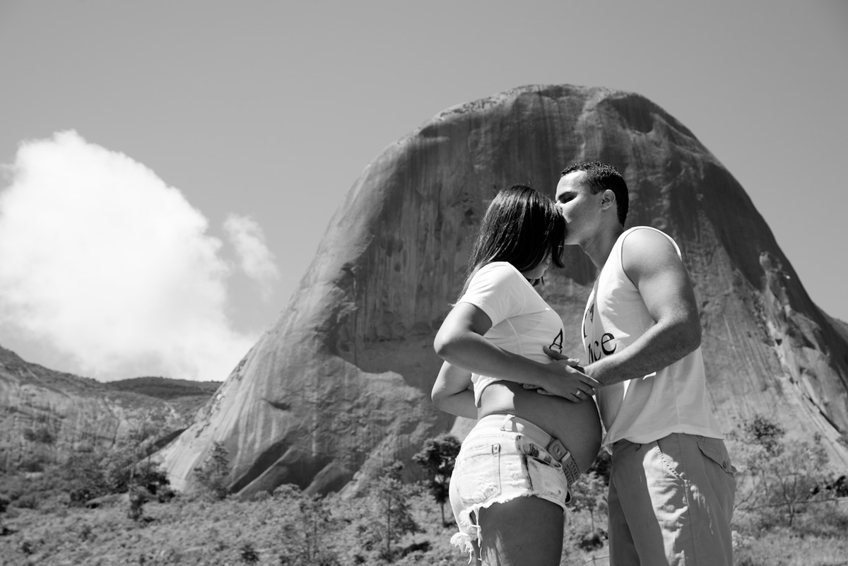 Casal se beijando com a paisagem de pedra azul ES ao fundo