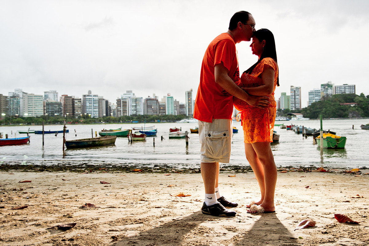 Casal se beijando na praia no ensaio de gestante na ilha do Boi ES