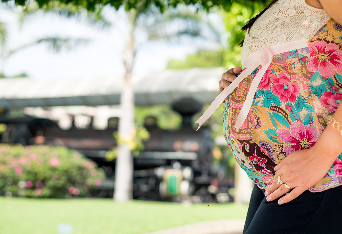 Barriga de grávida no ensaio de gestante no museu da vale em vitória ES