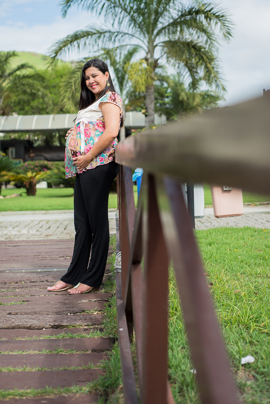 Gestante feliz posando para o ensaio de gestante no museu da vale em vitória ES