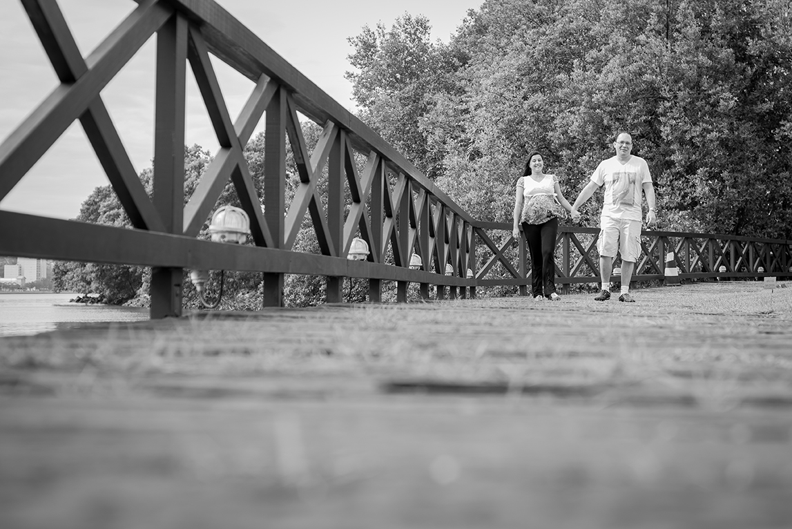 Casal de mãos dadas no ensaio de gestante no museu da vale em vitória