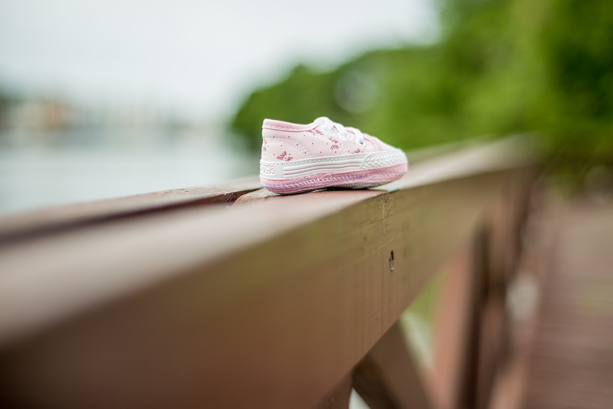 Sapatinho de bebê na praia no ensaio de gestante no museu da vale Vitória ES