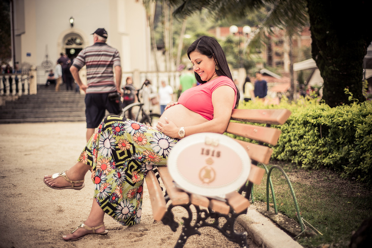 Gestante na praça no ensaio de gestante em Domingos Martins ES