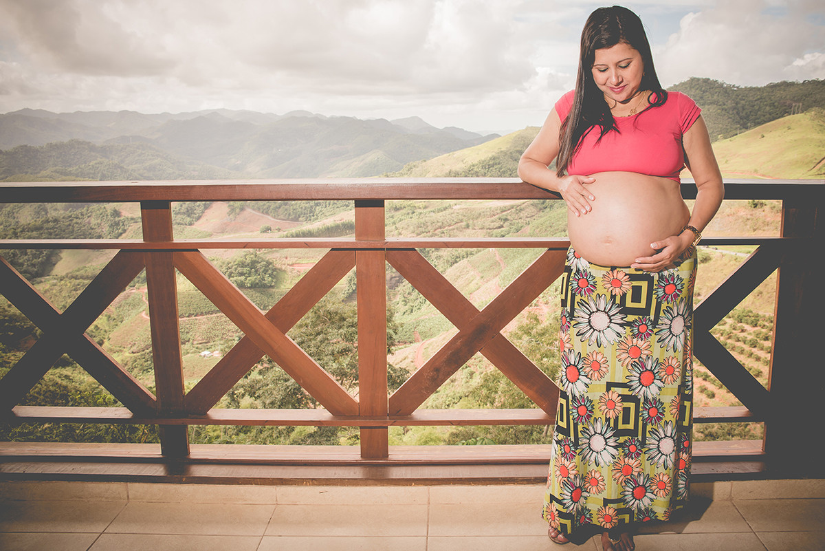 Gestante com uma bela paisagem de fundo no ensaio de gestante em Domingos Martins ES