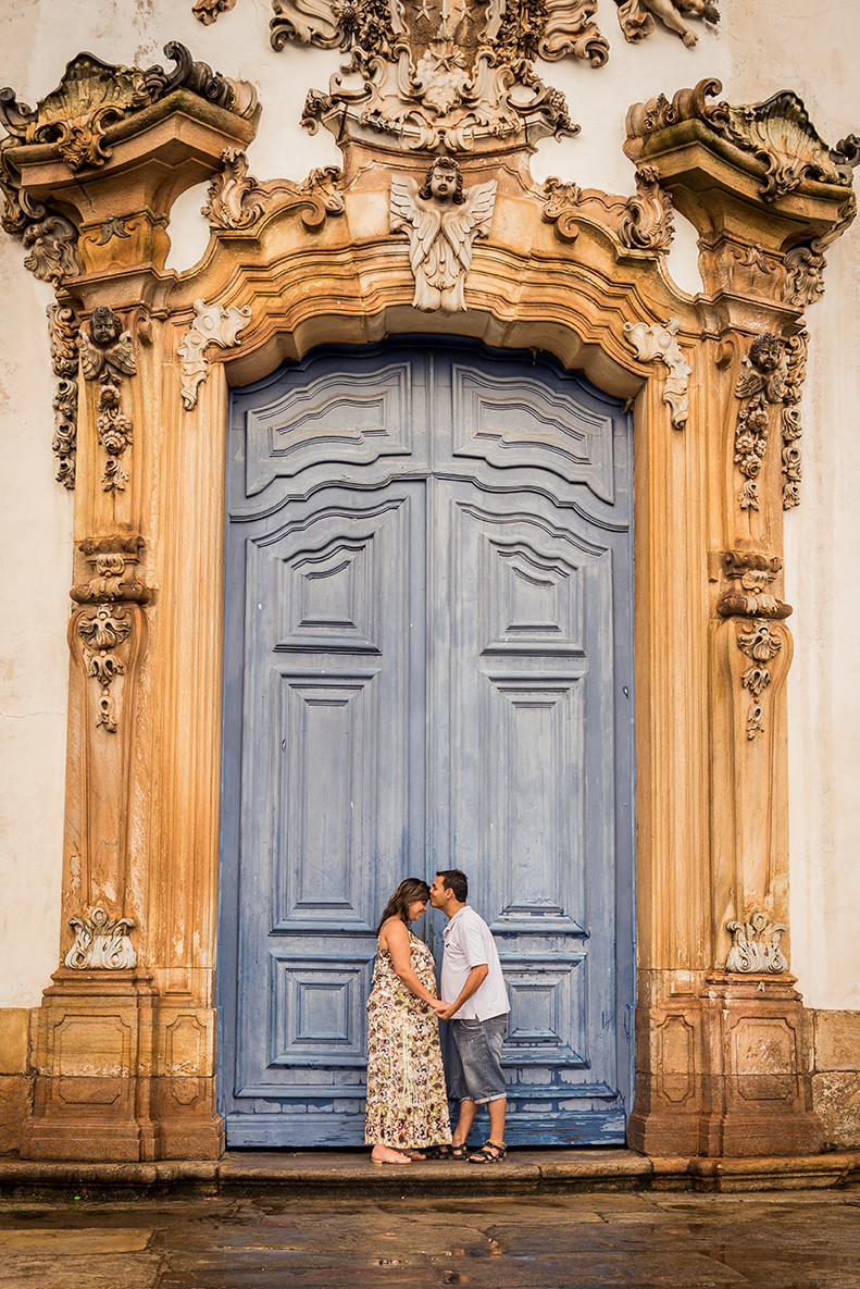 casal na porta da igreja no ensaio de gestante em Ouro Preto MG