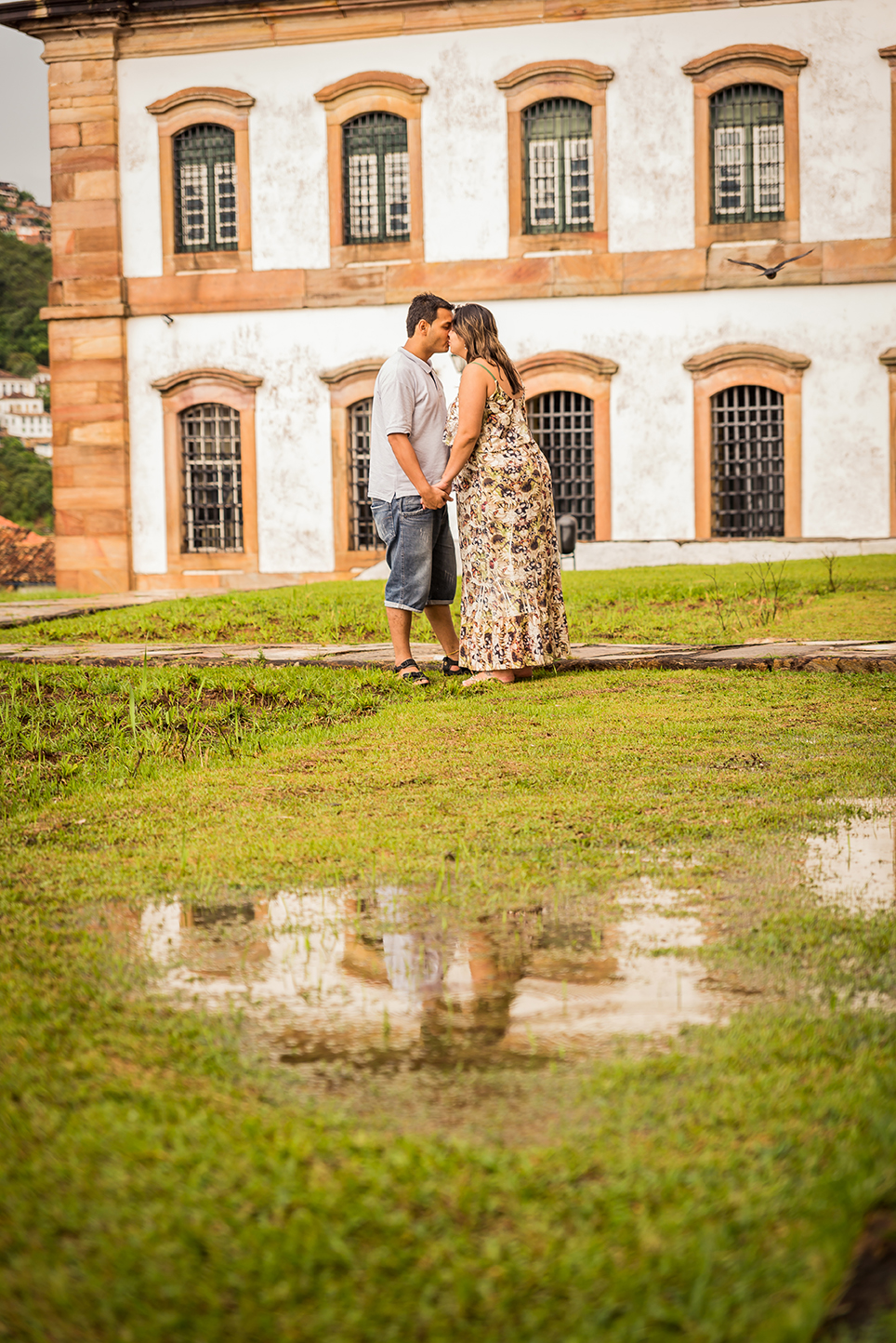 casal se beijando no ensaio de gestante em Ouro preto MG