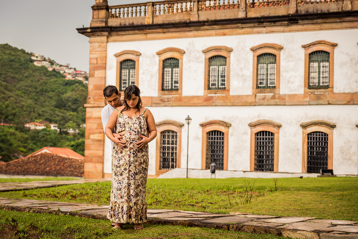 casal abraçado posando para o ensaio de Gestante em Ouro preto MG