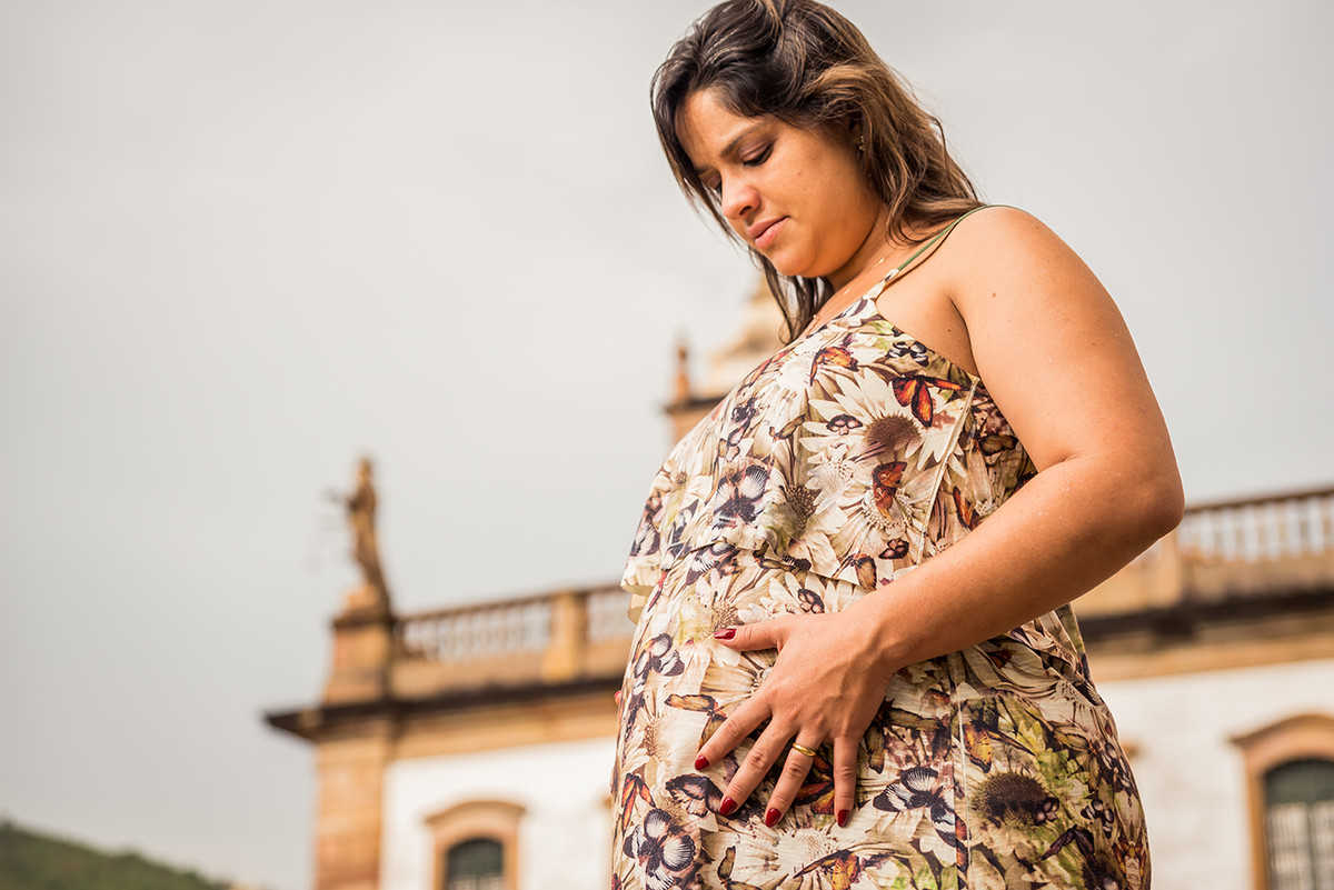 grávida posando para o fotografo de Gestante em Ouro Preto MG