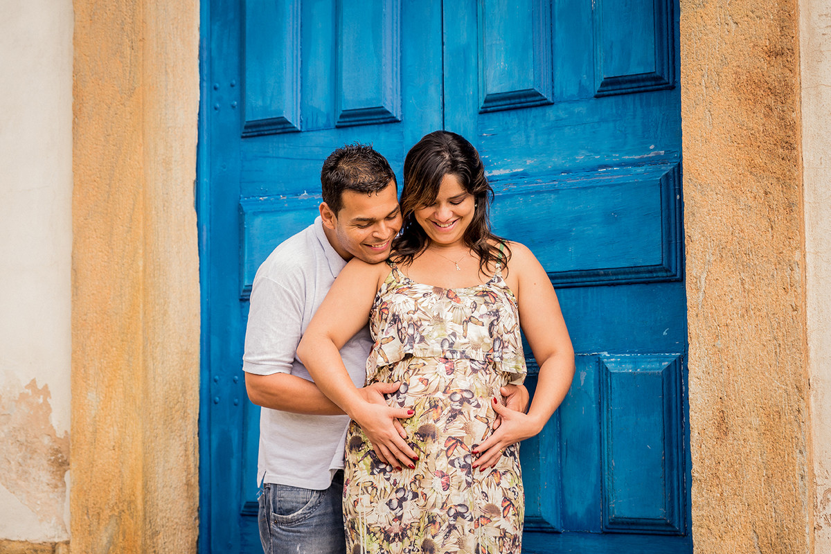 casal sorrindo no ensaio de gestante em Ouro Preto MG