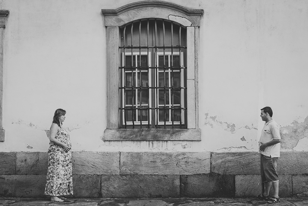 casal sorrindo feliz no ensaio de Gestante em Ouro Preto MG