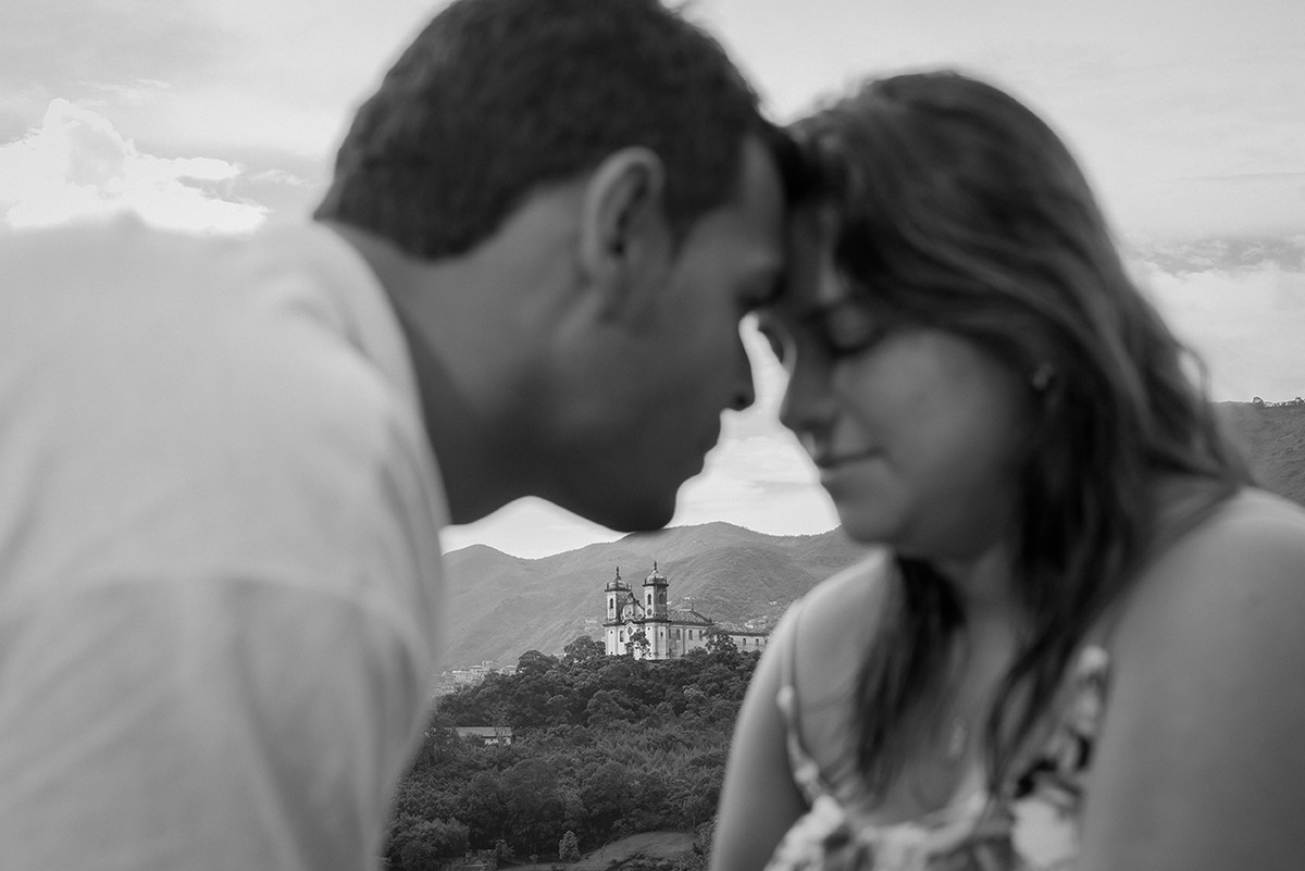 casal em frente  a uma igreja em Ouro Preto MG