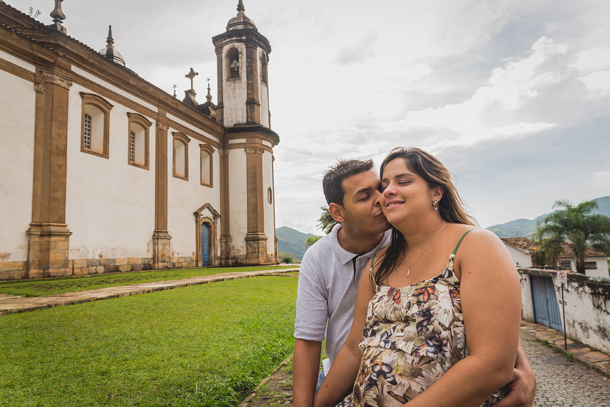 Casal se beijando em frente a um igreja no ensaio de gestante em Ouro preto MG