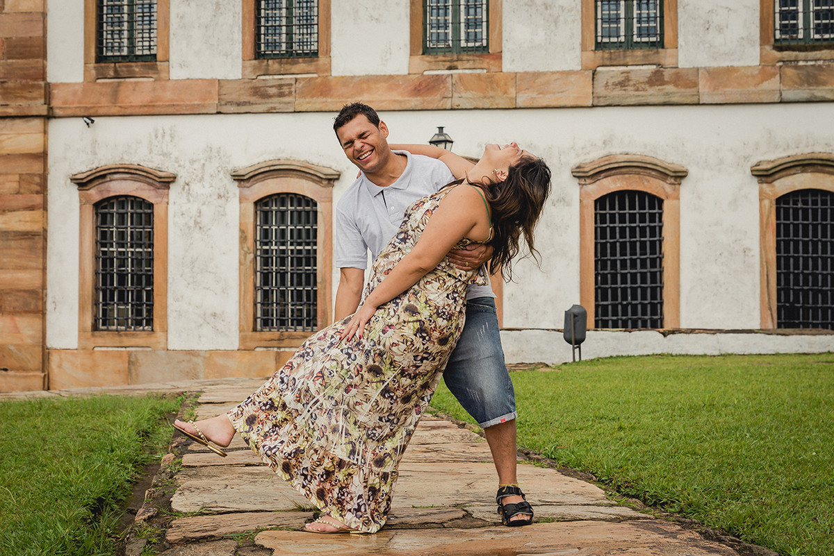casal sorrindo feliz no ensaio fotográfico em Ouro preto MG