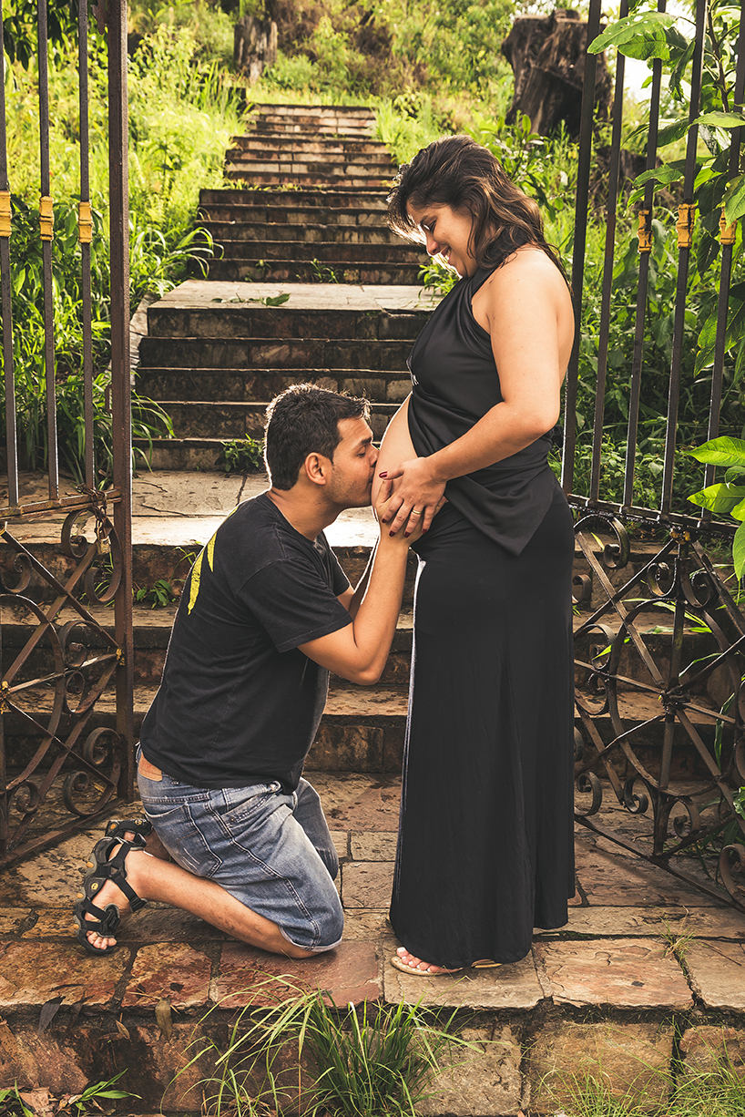 pai ajoelhado beijando a barriga da mãe no ensaio do fotografo de Gestante João paulo