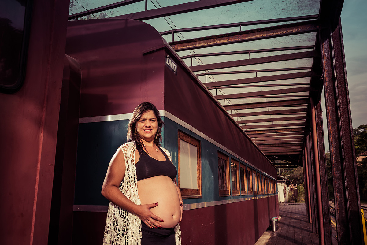 gestante na estacão de trem no ensaio de gestante em Ouro preto MG