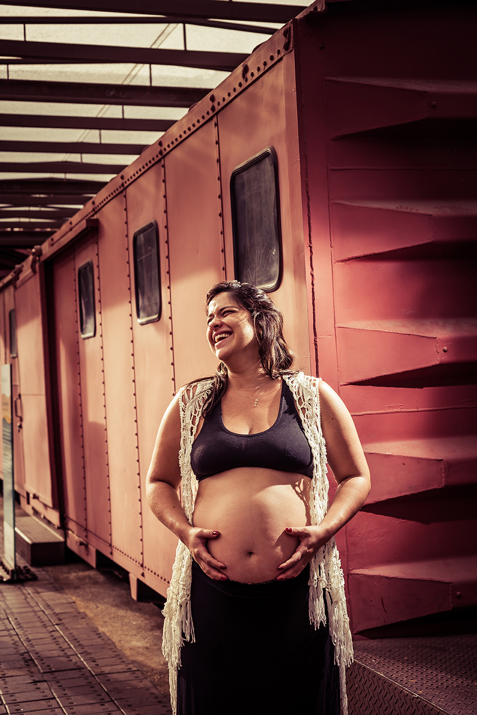 gestante sorrindo no ensaio de gestante em ouro Preto MG