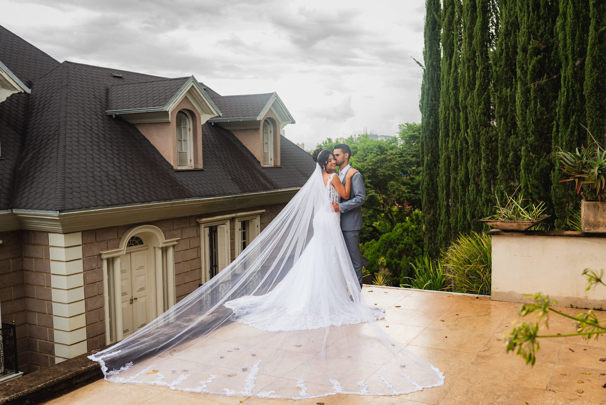 noiva com vestido lindo na casa Cenarium nova lima