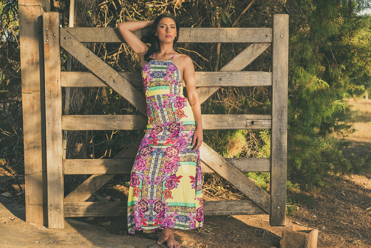 Debutante com vestido longo podando para o fotógrafo de 15 anos João Paulo em Lagoa santa MG