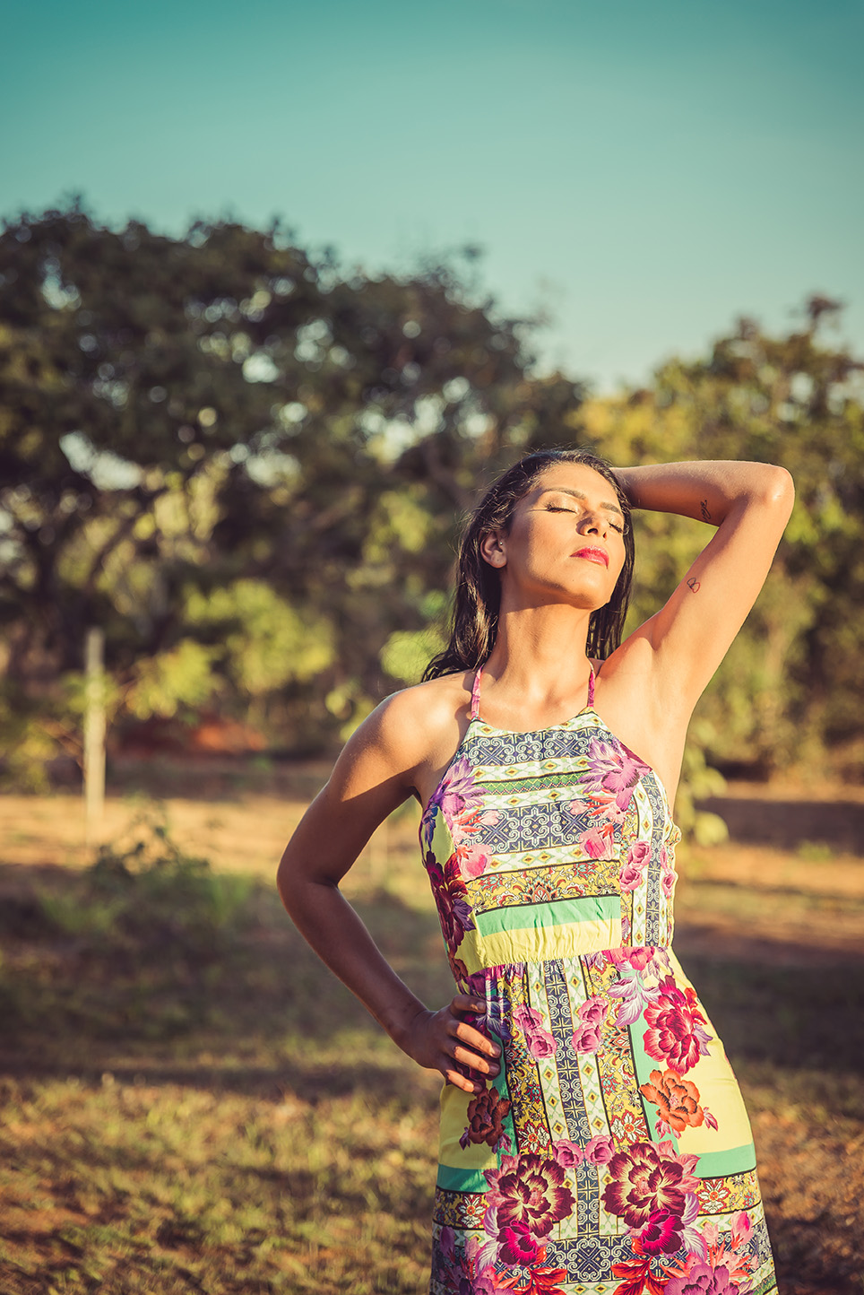 Debutante no sol posando para o book de 15 anos em lagoa santa MG