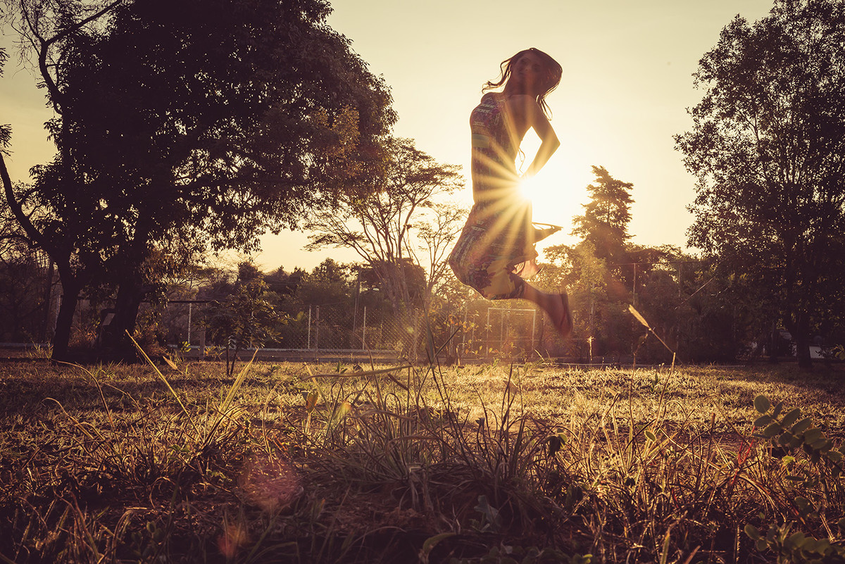 Debutante feliz pulando no book de 15 anos em Lagoa Santa MG