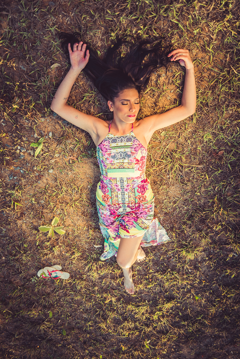 Debutante  com vestido longo deitada na foto do book de 15 anos em Lagoa Santa MG