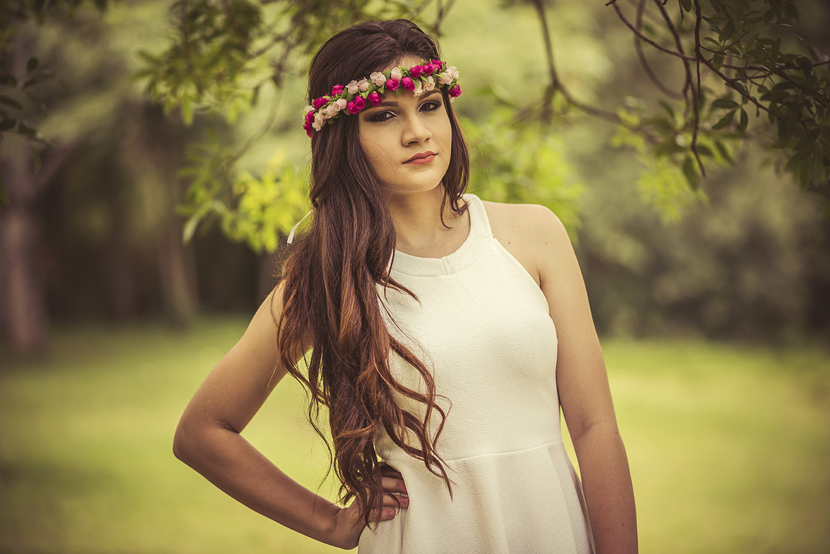 Modelo com a mão na cintura para a o book de 15 anos feito no parque das águas em Belo Horizonte BH MG