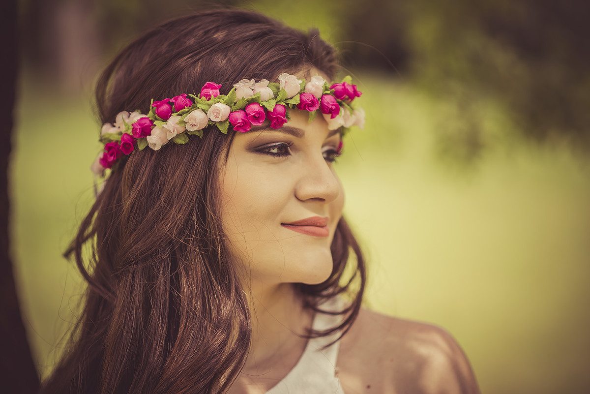 Detalhe do rosto da debutante com coroa de flores na cabeça no click do fotógrafo de 15 anos em Belo Horizonte BH MG