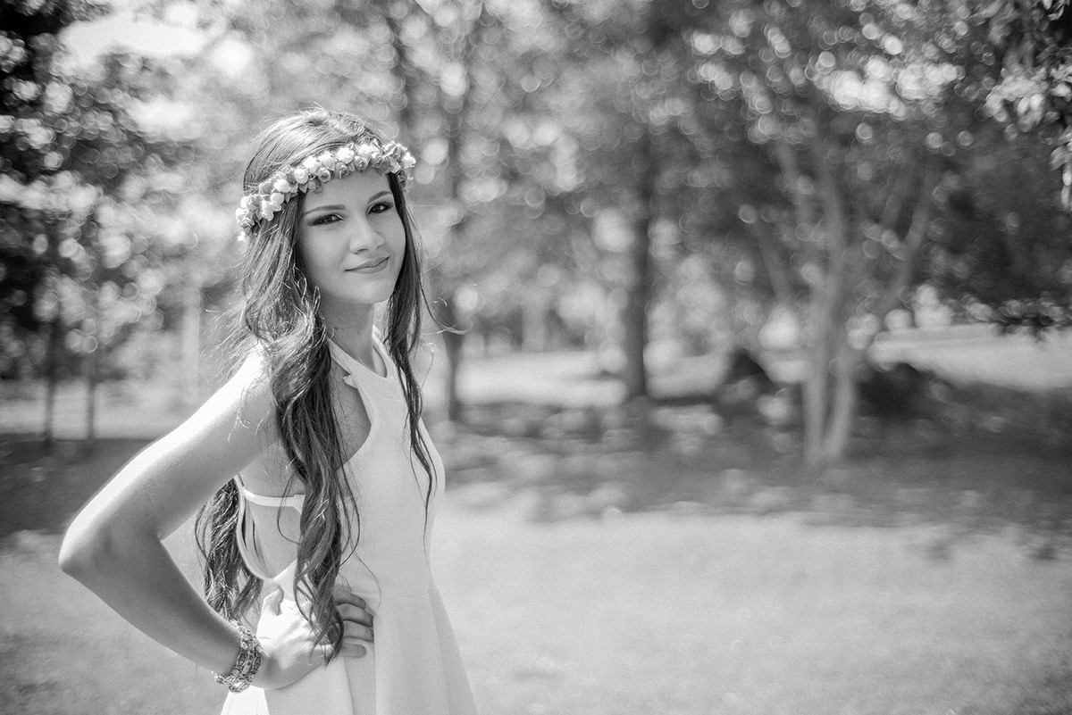 Modelo com a mão na cintura no book de 15 anos feito no parque das águas no barreiro pelo fotografo de 15 anos em Belo Horizonte BH MG