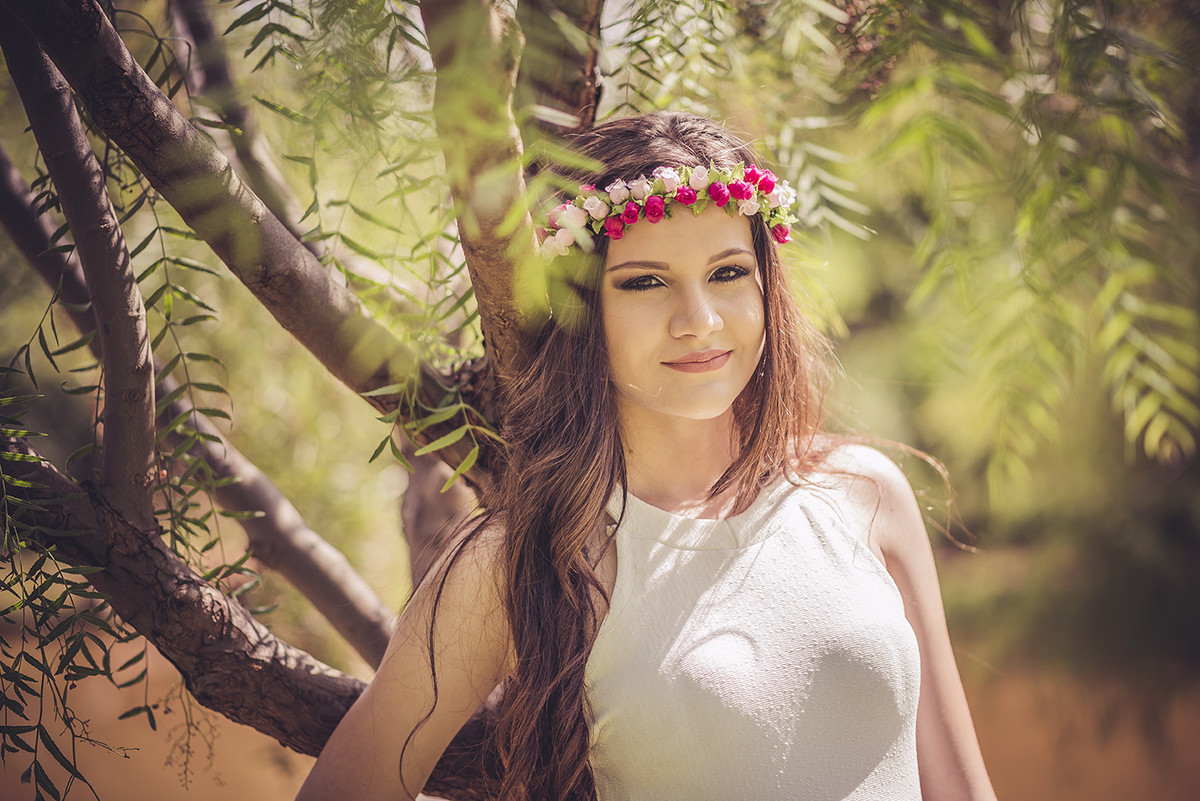 Debutante encostada na árvores sorrindo para a câmera do fotógrafo de 15 anos em Belo Horizonte BH MG no parque das águas