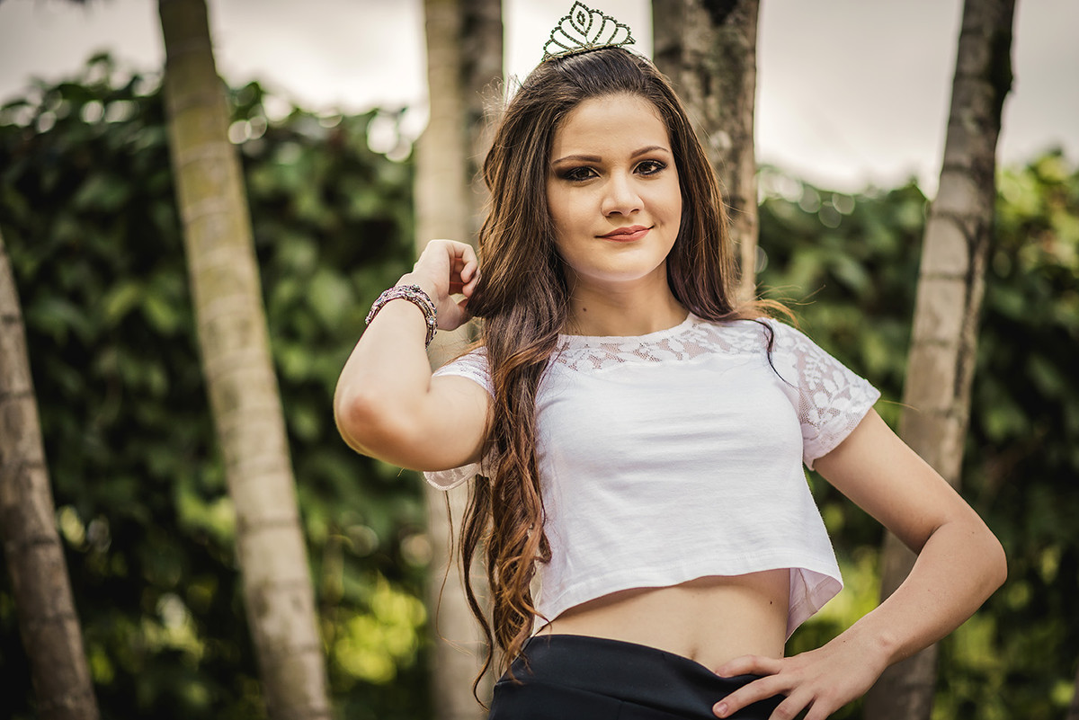 Debutante com coroa para debutante fazendo pose para o book de 15 anos feito no parque das águas pelo fotógrafo de 15 anos em belo horizonte BH MG