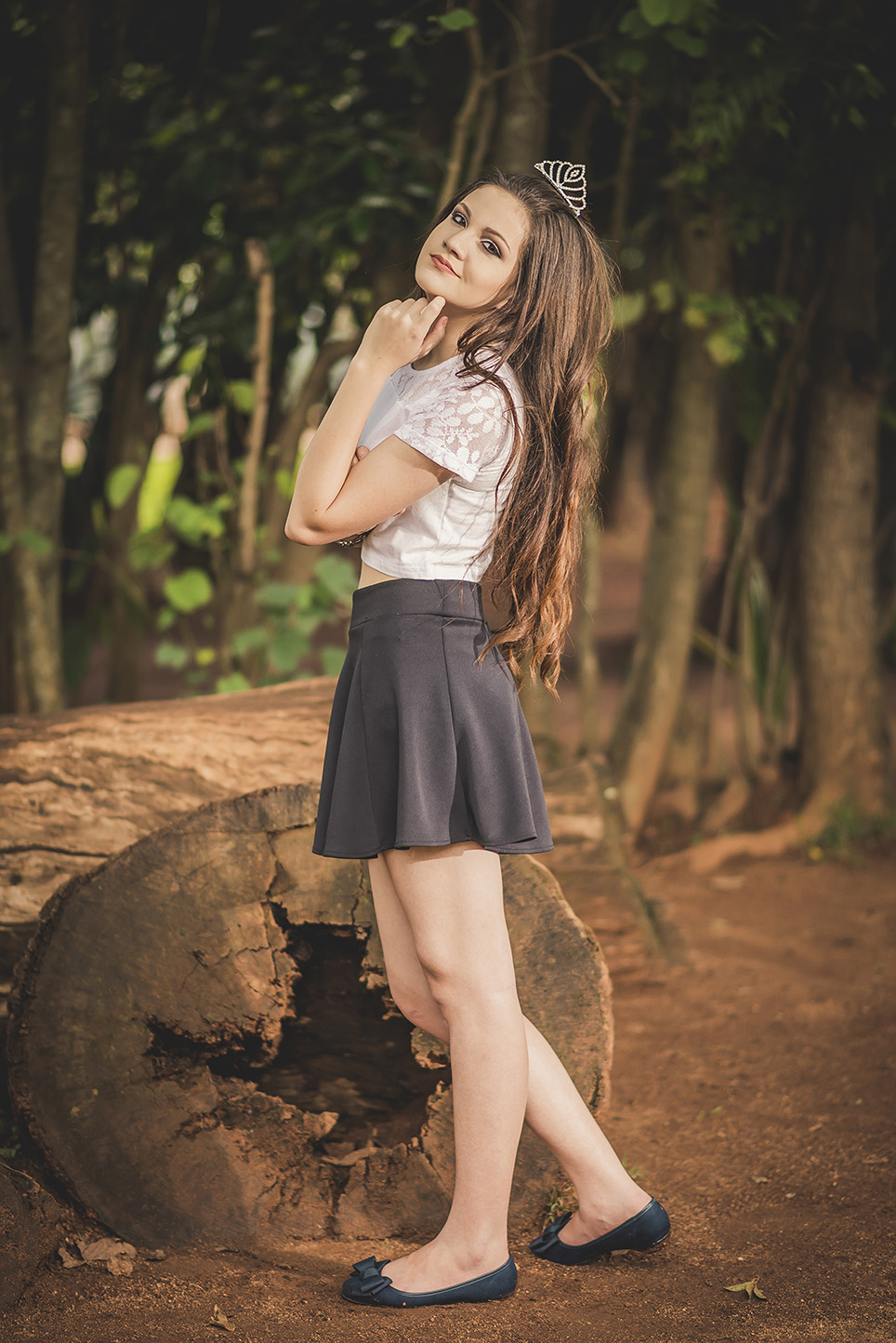 Debutante com coroa para debutante fazendo pose para o book de 15 anos com uma vela vista do parque das águas pelo fotógrafo de 15 anos em belo horizonte BH MG