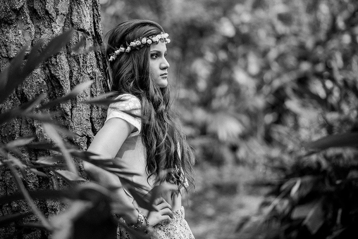 Debutante encostada na árvore no ensaio de debutante feito na linda paisagem do parque das águas pelo fotógrafo de 15 anos em Belo Horizonte BH MG