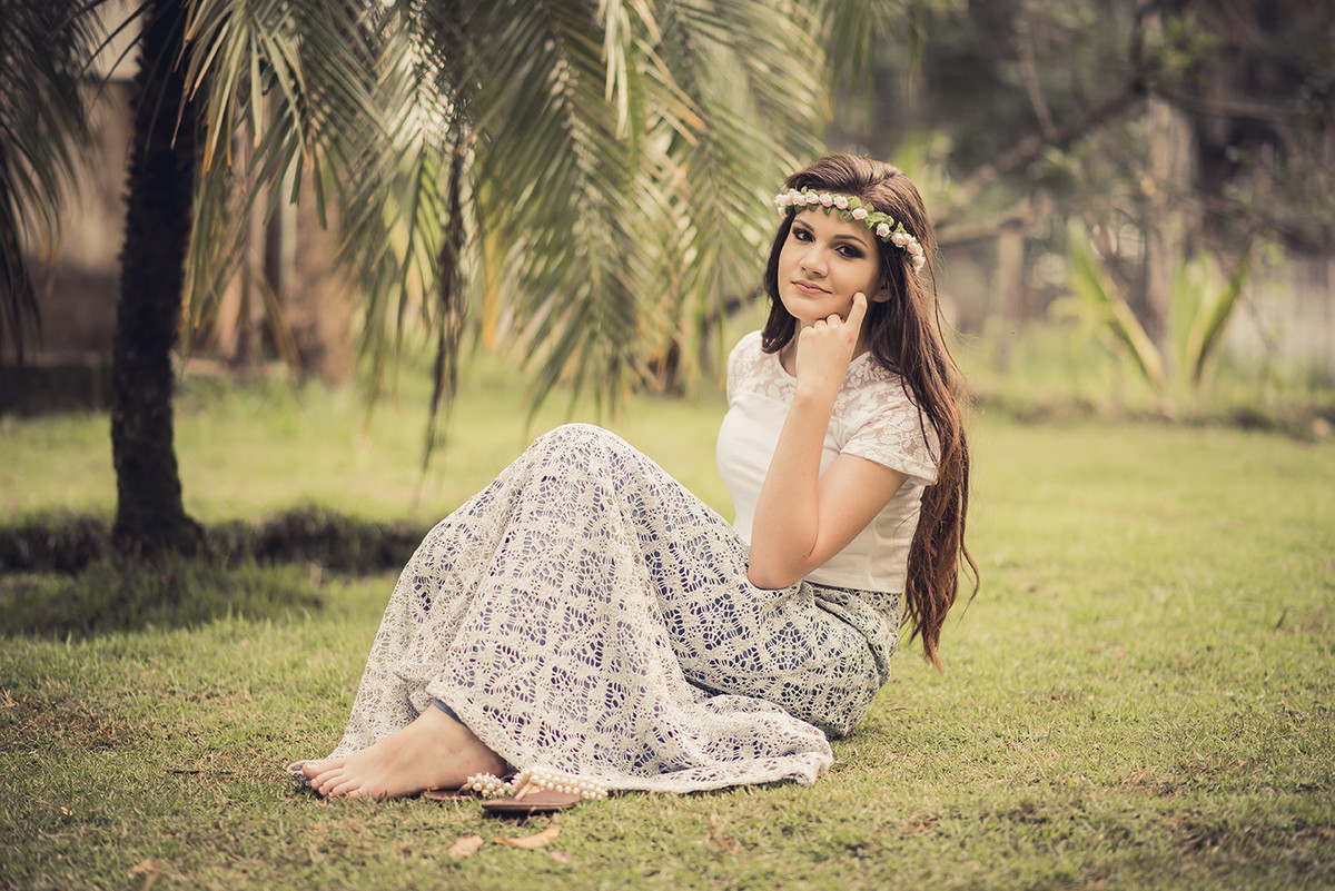 Coroa de flores para debutante na cabeça da debutante fazendo pose para o ensaio de debutante feito pelo fotógrafo de 15 anos em Belo Horizonte BH MG no parque das águas