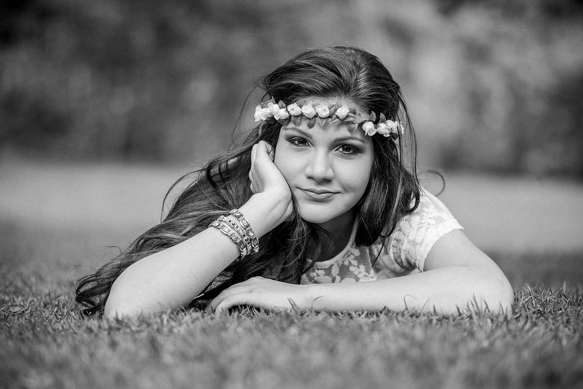 Linda debutante com coroa de flores para debutantes olhando para a câmera no click do fotógrafo de 15 anos em Belo Horizonte BH MG no parque das águas no barreiro