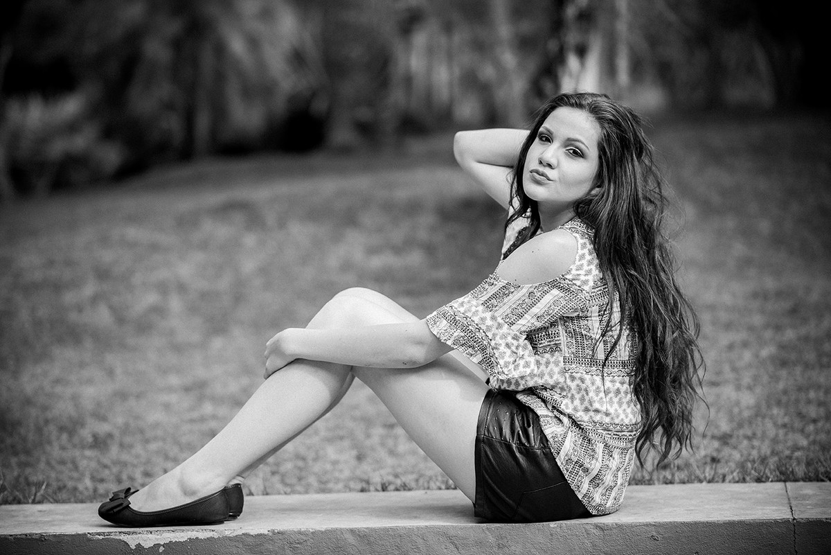 Debutante fazendo carão para o click do fotógrafo de 15 anos em Belo Horizonte BH MG no parque das águas no barreiro