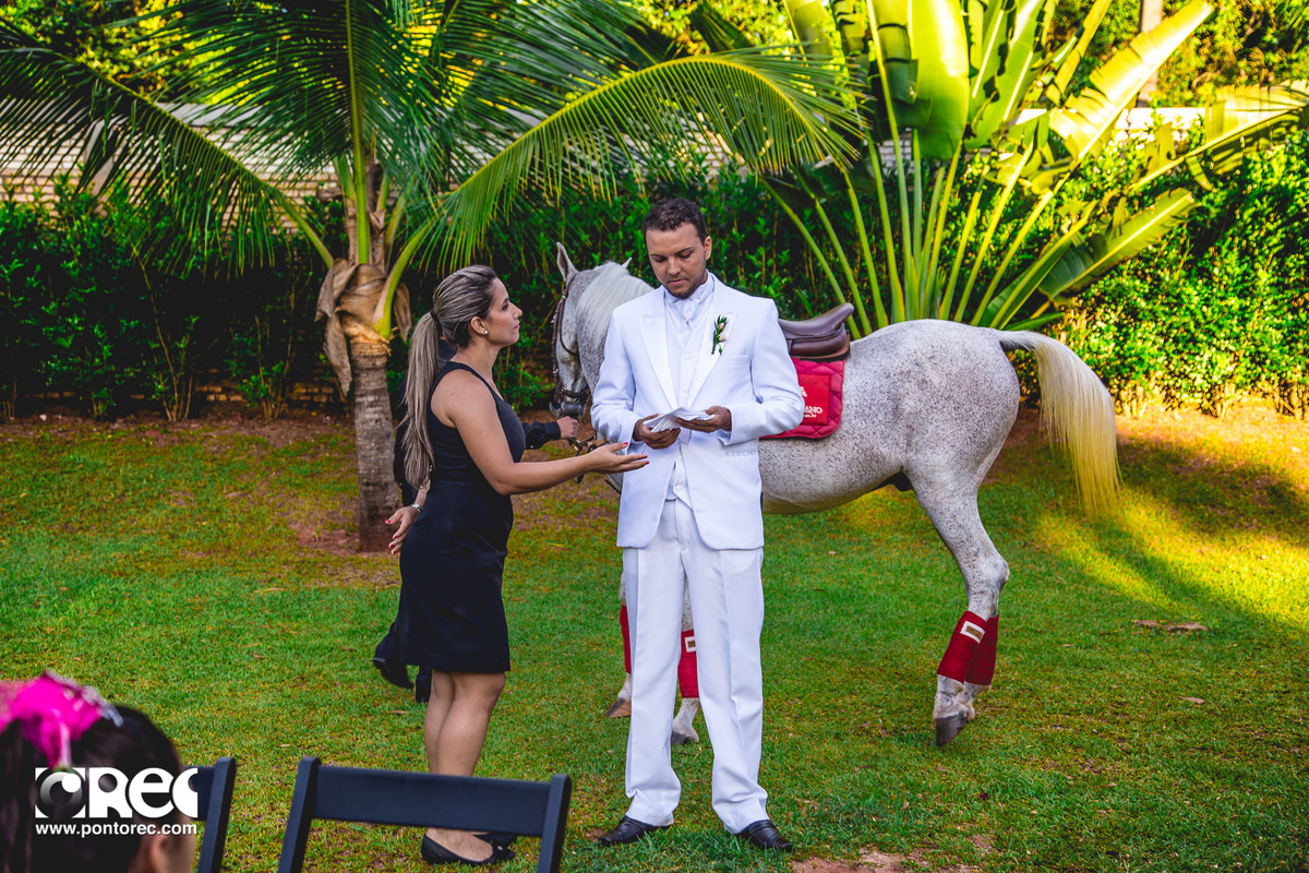 noivo de branco com cavalo