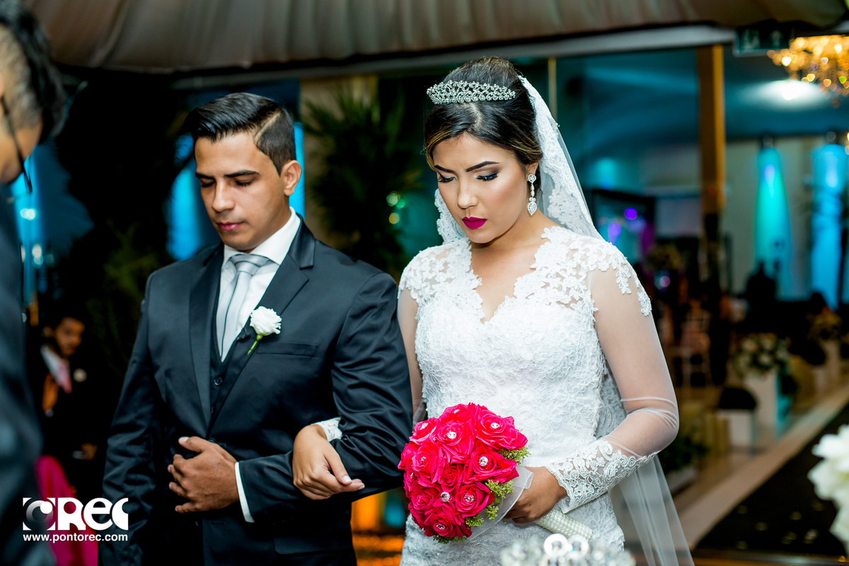 noiva, vestido de noiva, assesorio noiva, wedding, casamento, fotografo de casamento, video de casamento, ponto rec foto e cinema, emoção de casamento, noiva no altar