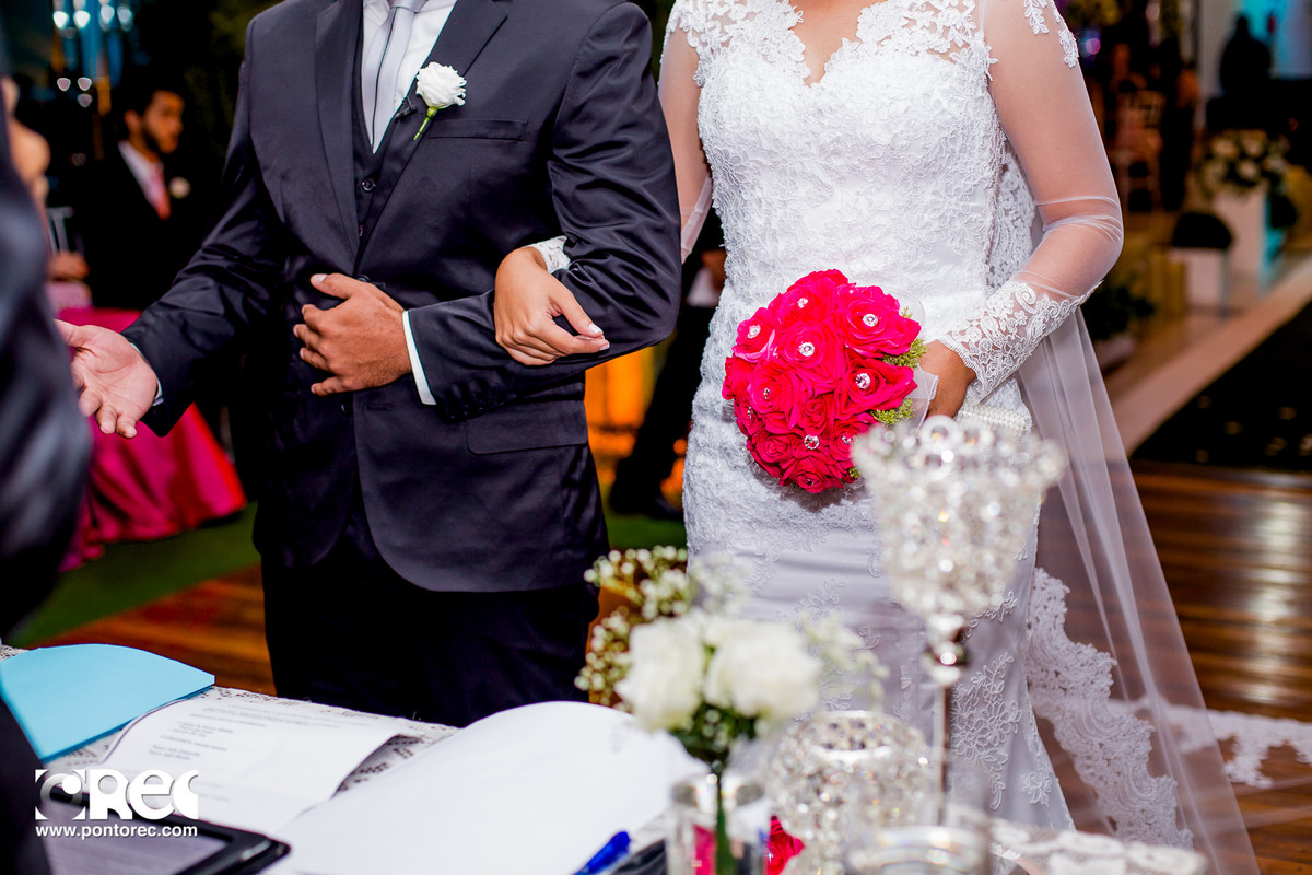 noiva, vestido de noiva, assesorio noiva, wedding, casamento, fotografo de casamento, video de casamento, ponto rec foto e cinema, emoção de casamento, noiva no altar