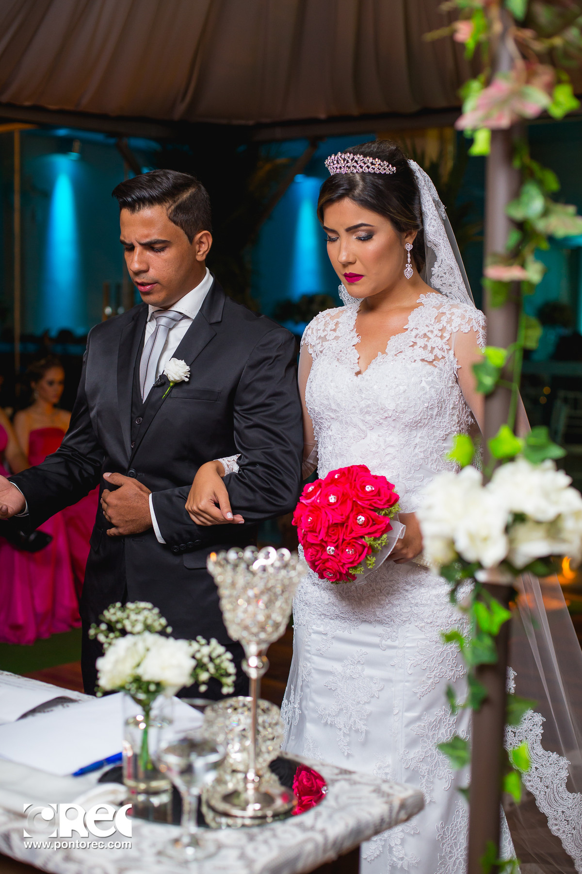 noiva, vestido de noiva, assesorio noiva, wedding, casamento, fotografo de casamento, video de casamento, ponto rec foto e cinema, emoção de casamento, noiva no altar