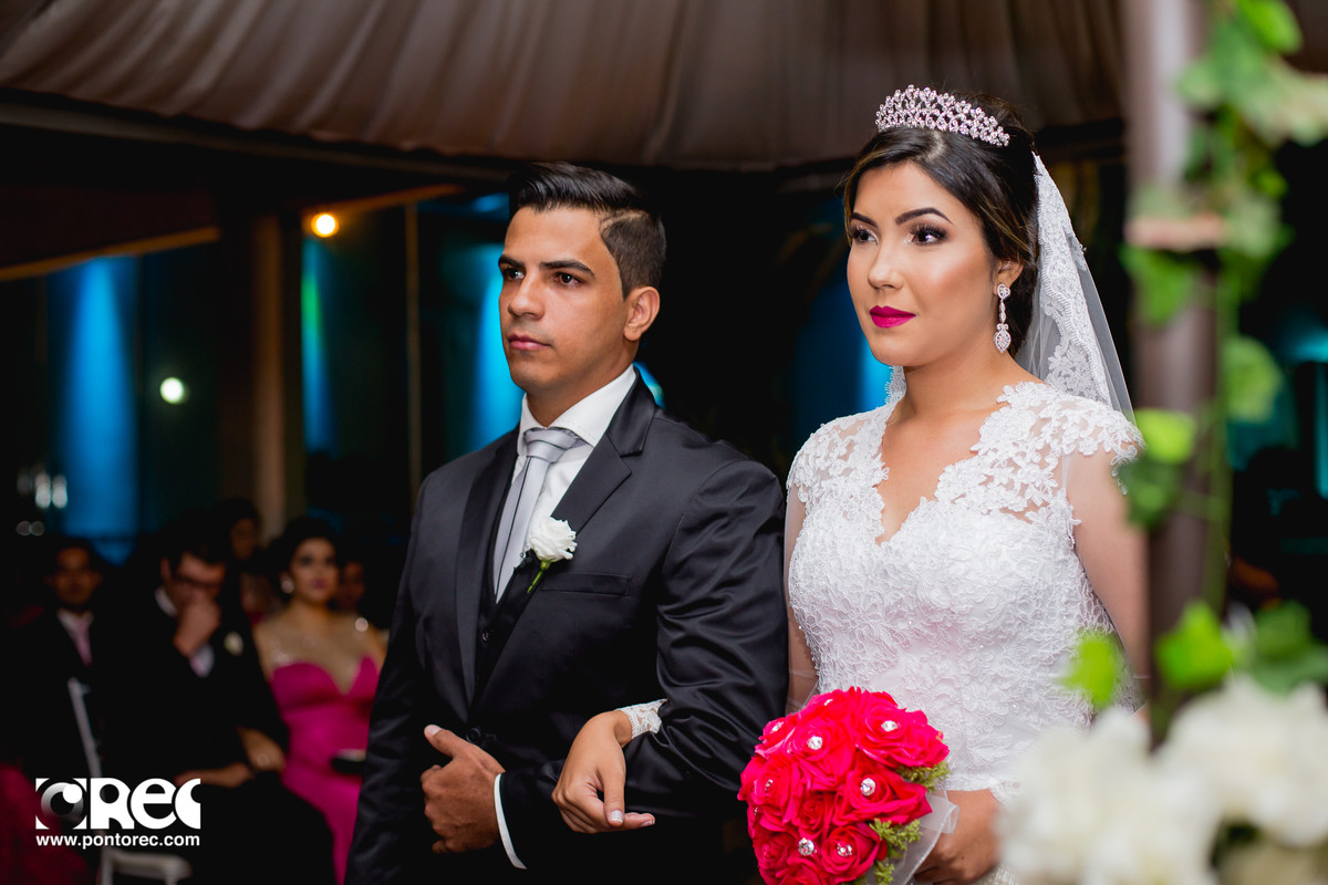 noiva, vestido de noiva, assesorio noiva, wedding, casamento, fotografo de casamento, video de casamento, ponto rec foto e cinema, emoção de casamento, noiva no altar