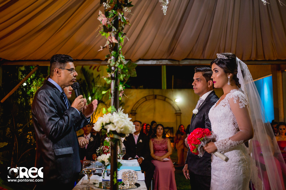 noiva, vestido de noiva, assesorio noiva, wedding, casamento, fotografo de casamento, video de casamento, ponto rec foto e cinema, emoção de casamento, noiva no altar